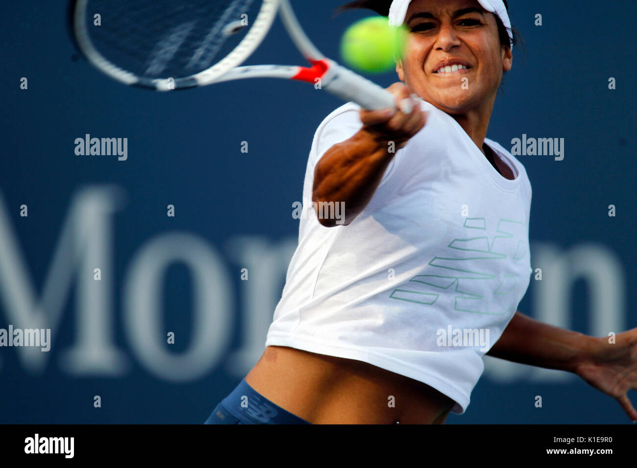 New York, Stati Uniti. 26 Ago, 2017. US Open Tennis: New York, 26 Agosto, 2017 - Heather Watson di Gran Bretagna pratica presso il National Tennis Center in Flushing Meadows di New York in preparazione per gli US Open che inizia di lunedì prossimo, 28 agosto Credito: Adam Stoltman/Alamy Live News Foto Stock