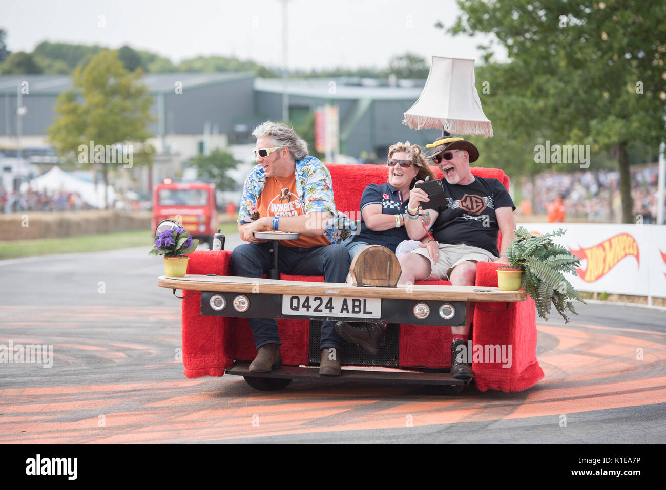 Carfest southwest Lyndhurst Park Farm, Overton, Basingstoke. Sabato 26 Agosto 2017 Edd Cina alla guida della sua auto divano. Foto Stock