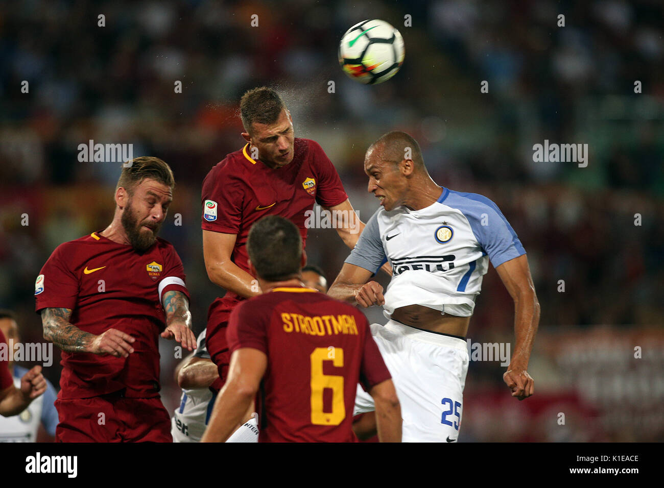 26.08.2017. Stadio Olimpico di Roma, Italia. Di calcio della Serie A. Come Roma vs Inter. Dzeko e Miranda in azione durante la partita. Foto Stock