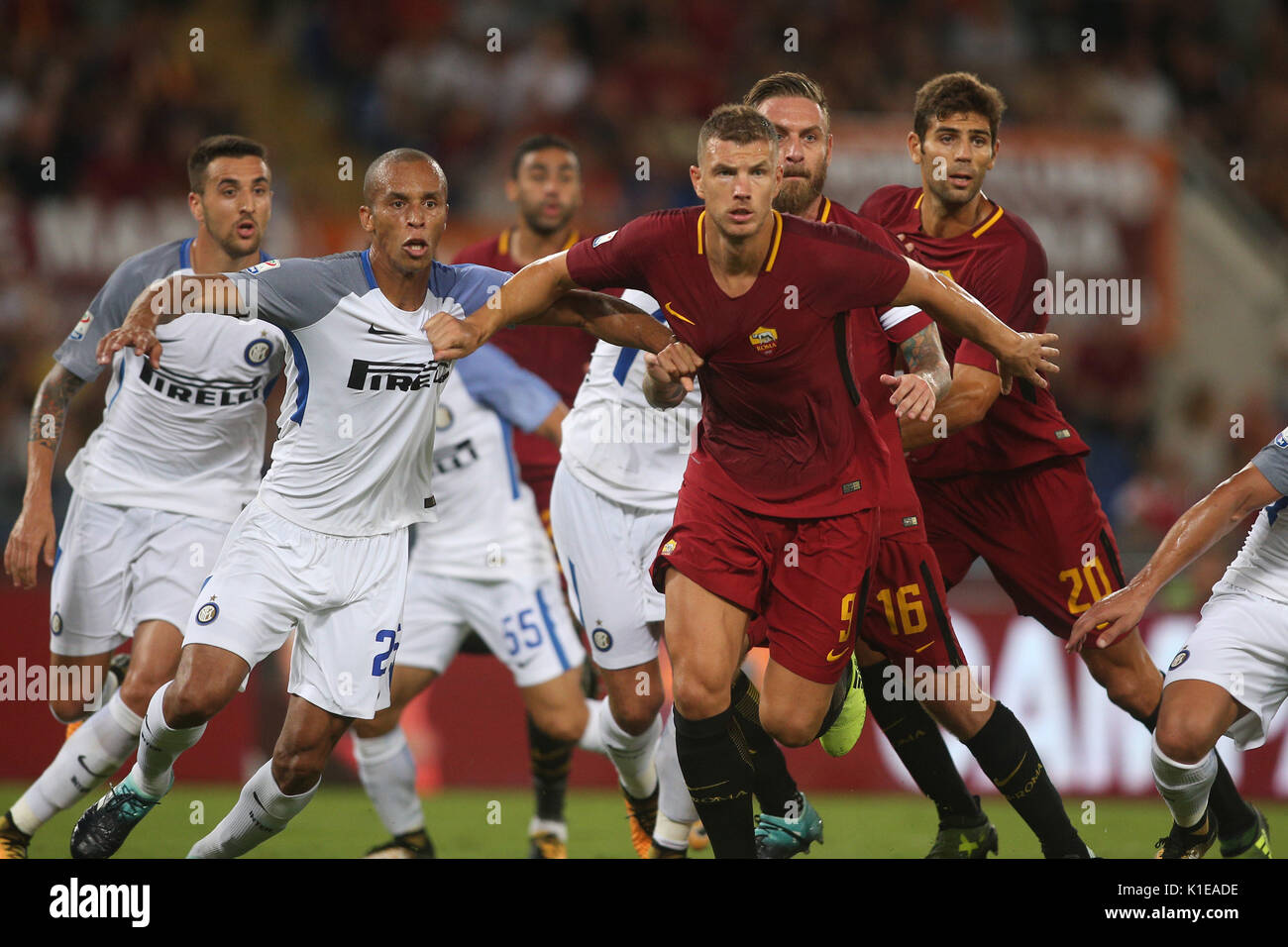 26.08.2017. Stadio Olimpico di Roma, Italia. Di calcio della Serie A. Come Roma vs Inter. Miranda e Dzeko in azione durante la partita. Foto Stock