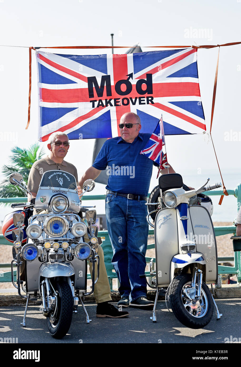 Brighton, Regno Unito. 27 Ago, 2017. centinaia di mods invadere Brighton Seafront come essi prendono parte al Brighton mod weekender caso oltre la banca week-end di vacanza nella bellissima caldo clima soleggiato . mods tradizionalmente hanno visitato la brighton per il Ferragosto a partire dagli anni Sessanta quando vi abbastanza spesso usato per essere problemi sul lungomare con le battaglie tra loro stessi e i bilancieri credito: simon dack/alamy live news Foto Stock Brighton, Regno Unito. 27 Ago, 2017. centinaia di mods invadere Brighton Seafront come essi prendono parte al Brighton mod weekender caso oltre la banca week-end di vacanza nella bellissima caldo clima soleggiato . mods tradizionalmente hanno visitato la brighton per il Ferragosto a partire dagli anni Sessanta quando vi abbastanza spesso usato per essere problemi sul lungomare con le battaglie tra loro stessi e i bilancieri credito: simon dack/alamy live news Foto Stock