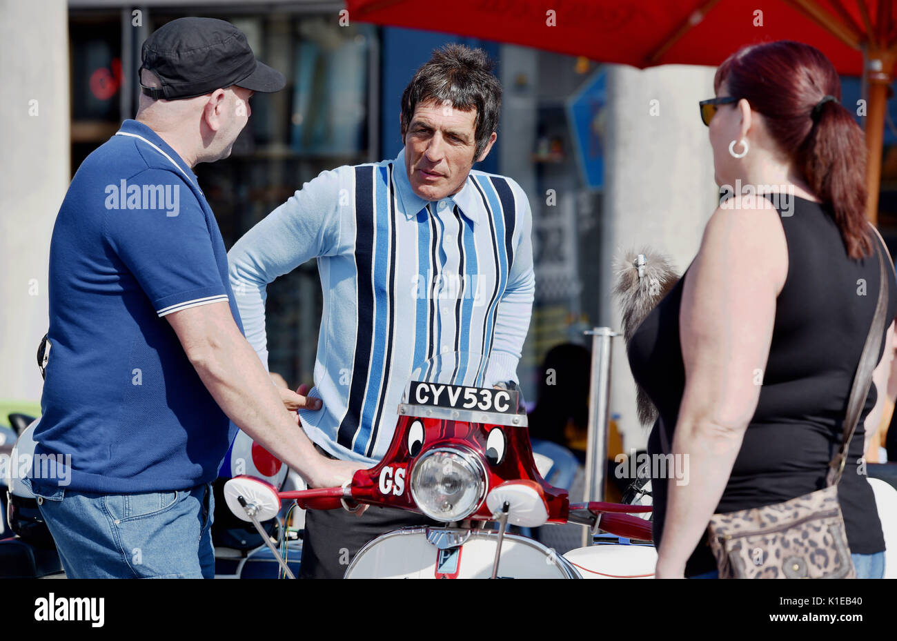 Brighton, Regno Unito. Il 27 agosto, 2017. Centinaia di Mods invadere Brighton Seafront come essi prendono parte al Brighton Mod Weekender caso oltre la banca week-end di vacanza nella bellissima calde giornate di sole . Mods tradizionalmente hanno visitato la Brighton per il Ferragosto a partire dagli anni Sessanta quando vi abbastanza spesso usato per essere problemi sul lungomare con le battaglie tra loro stessi e i bilancieri Credito: Simon Dack/Alamy Live News Foto Stock Brighton, Regno Unito. Il 27 agosto, 2017. Centinaia di Mods invadere Brighton Seafront come essi prendono parte al Brighton Mod Weekender caso oltre la banca week-end di vacanza nella bellissima calde giornate di sole . Mods tradizionalmente hanno visitato la Brighton per il Ferragosto a partire dagli anni Sessanta quando vi abbastanza spesso usato per essere problemi sul lungomare con le battaglie tra loro stessi e i bilancieri Credito: Simon Dack/Alamy Live News Foto Stock