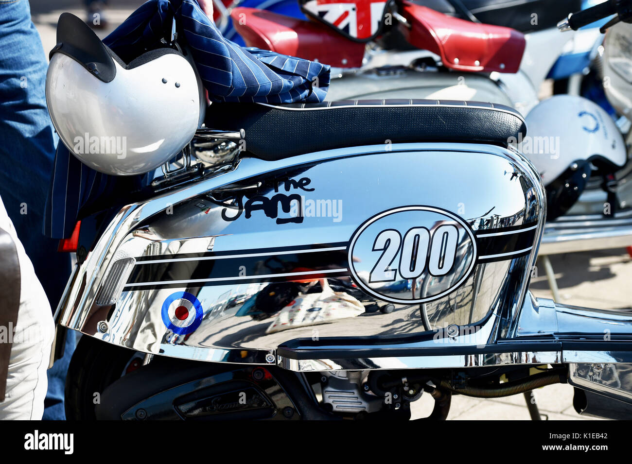 Brighton, Regno Unito. Il 27 agosto, 2017. Centinaia di Mods invadere Brighton Seafront come essi prendono parte al Brighton Mod Weekender caso oltre la banca week-end di vacanza nella bellissima calde giornate di sole . Mods tradizionalmente hanno visitato la Brighton per il Ferragosto a partire dagli anni Sessanta quando vi abbastanza spesso usato per essere problemi sul lungomare con le battaglie tra loro stessi e i bilancieri Credito: Simon Dack/Alamy Live News Foto Stock Brighton, Regno Unito. Il 27 agosto, 2017. Centinaia di Mods invadere Brighton Seafront come essi prendono parte al Brighton Mod Weekender caso oltre la banca week-end di vacanza nella bellissima calde giornate di sole . Mods tradizionalmente hanno visitato la Brighton per il Ferragosto a partire dagli anni Sessanta quando vi abbastanza spesso usato per essere problemi sul lungomare con le battaglie tra loro stessi e i bilancieri Credito: Simon Dack/Alamy Live News Foto Stock