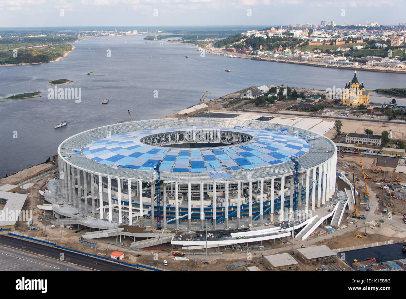 Foto di Nizhny Novgorod Stadium prese a Nizhny Novgorod, Russia, 26 agosto  2017 (antenna shot). La cattedrale di Alexander Nevsky e il fiume Oka (R),  che qui si svuota nel Volga, può
