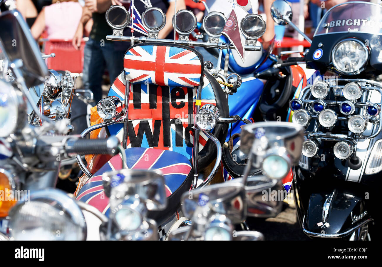 Brighton, Regno Unito. Il 27 agosto, 2017. Centinaia di Mods prendere parte al Brighton Mod Weekender caso oltre la banca week-end di vacanza nella bellissima calde giornate di sole . I mods hanno visitato tarditionally Brighton per il Ferragosto a partire dagli anni Sessanta quando vi abbastanza spesso usato per essere problemi sul lungomare con le battaglie tra loro stessi e i bilancieri Credito: Simon Dack/Alamy Live News Foto Stock Brighton, Regno Unito. Il 27 agosto, 2017. Centinaia di Mods prendere parte al Brighton Mod Weekender caso oltre la banca week-end di vacanza nella bellissima calde giornate di sole . I mods hanno visitato tarditionally Brighton per il Ferragosto a partire dagli anni Sessanta quando vi abbastanza spesso usato per essere problemi sul lungomare con le battaglie tra loro stessi e i bilancieri Credito: Simon Dack/Alamy Live News Foto Stock