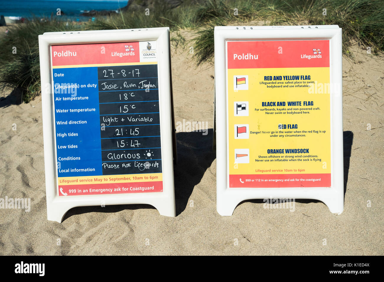 Poldhu Cove, Cornwall, Regno Unito. 27 Agosto, 2017. Scheda RNLI suggerendo di 18 gradi e gloriosa presso la spiaggia di Poldhu, Cornwall Credito: Mick Buston/Alamy Live News Foto Stock