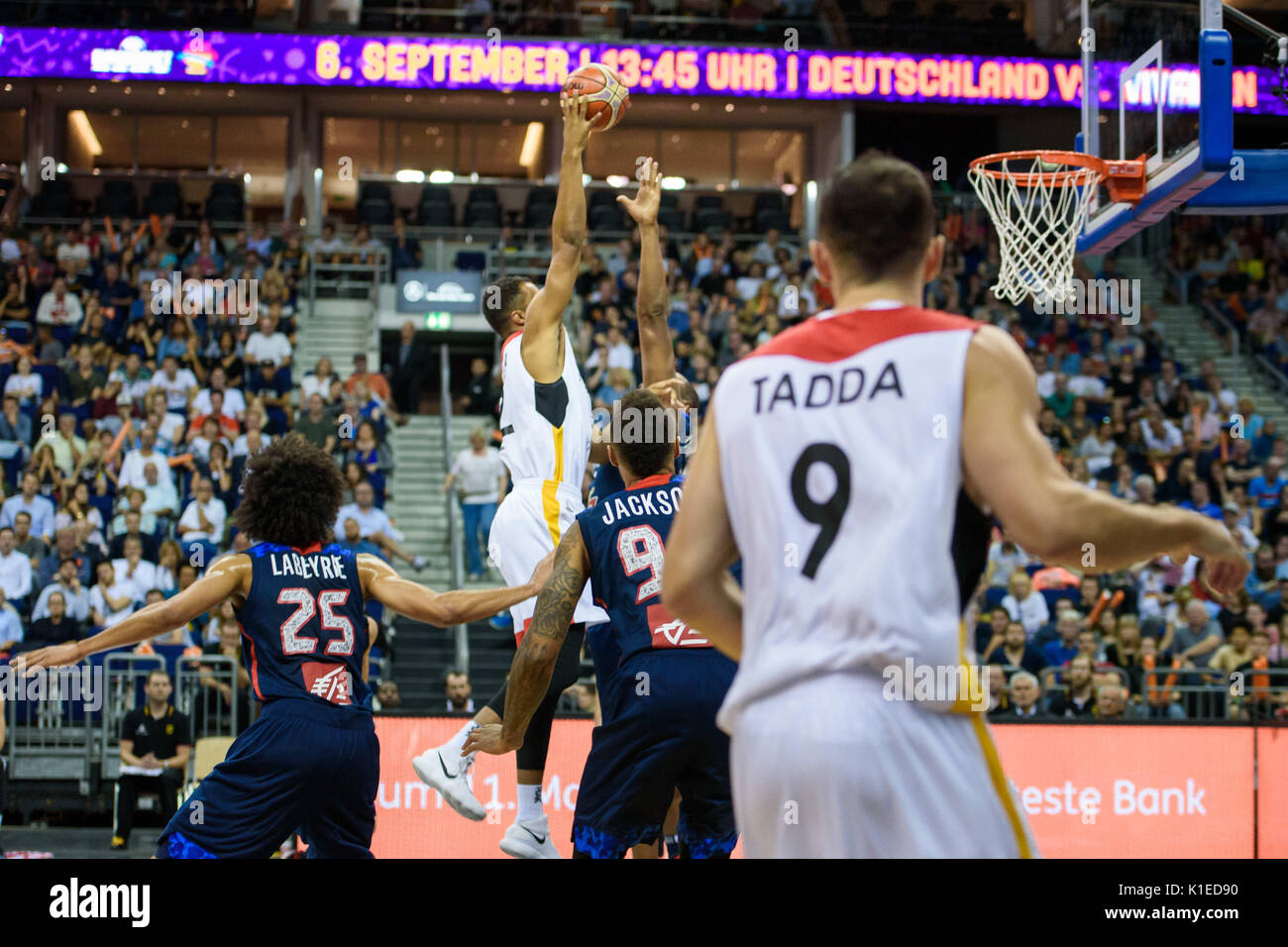 Berlino, Germania. Il 27 agosto, 2017. La Germania Johannes Thiemann (C) sopra il tentativo di cliente contro la Francia Louis Labeyrie (L) e Edwin Jackson (C) inferiore durante la Germania vs Francia corrispondono al Mercedes-Benz Arena a Berlino, Germania, 27 agosto 2017. Foto: Gregor Fischer/dpa/Alamy Live News Foto Stock