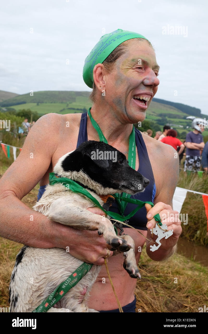 Bog snorkeling nel Campionato del Mondo, Llanwrtyd Wells, Powys, Wales, Regno Unito - Agosto 2017 - concorrente Angela Jones con il suo cane Jack dopo aver completato entrambi i 120 yard snorkel ( nuotare per il cane ) attraverso il BOG - concorrenti snorkel in alto e indietro lungo una 60-cantiere scavo attraverso una torbiera nel minor tempo possibile, l'evento annuale che si tiene presso il Waen Rhydd torbiera in hotel a Llanwrtyd Wells. Credito: Steven Maggio/Alamy Live News Foto Stock
