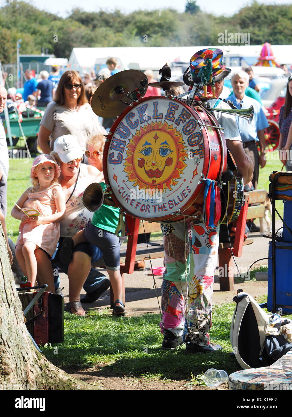 Ilkeston, Derbyshire, Regno Unito. 27 Ago, 2017. Un sacco di gente è piaciuto le idrovie Associazione Festival annuale di acqua 2017, con oltre 100 imbarcazioni ormeggiate lungo la sponda del Canal Grande. Chucklefoot one man band. Credito: James Bell/Alamy Live News Foto Stock