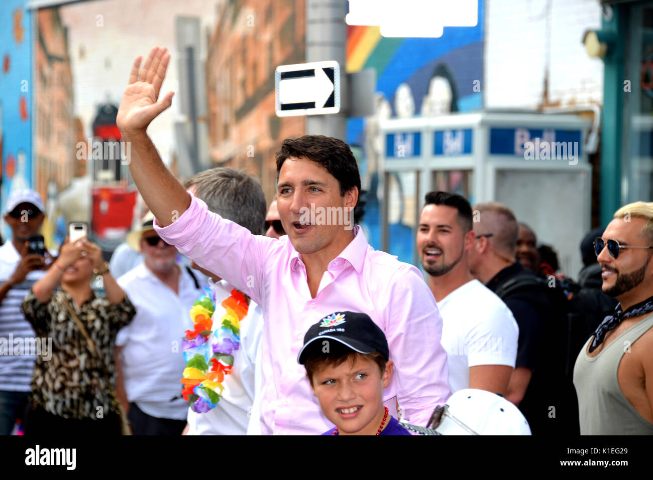 Ottawa, Canada. Il 27 agosto, 2017. Il primo ministro canadese Justin Trudeau, con figlio Saverio, marche nell'Ottawa Pride Parade, diventando alla prima seduta PM a partecipare a questo evento per la città. Credito: Paolo McKinnon/Alamy Live News Foto Stock