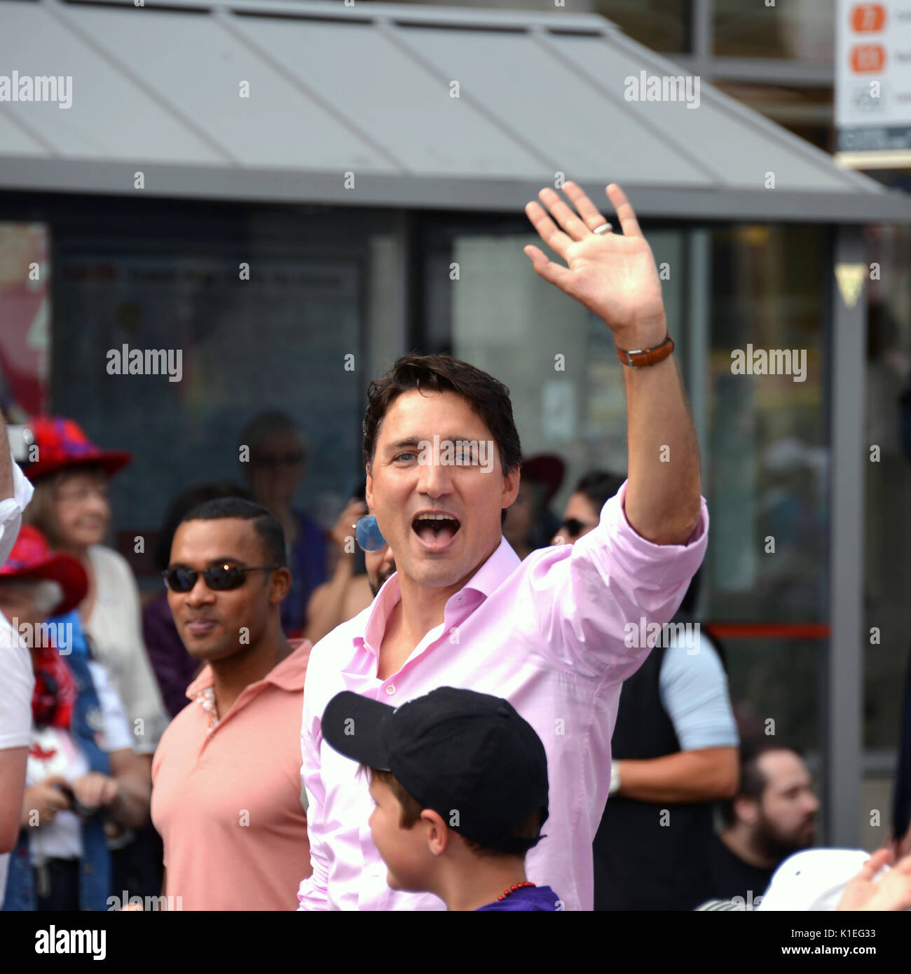 Ottawa, Canada. Il 27 agosto, 2017. Il primo ministro canadese Justin Trudeau marche nell'Ottawa Pride Parade, diventando alla prima seduta PM a partecipare a questo evento per la città. Credito: Paolo McKinnon/Alamy Live News Foto Stock