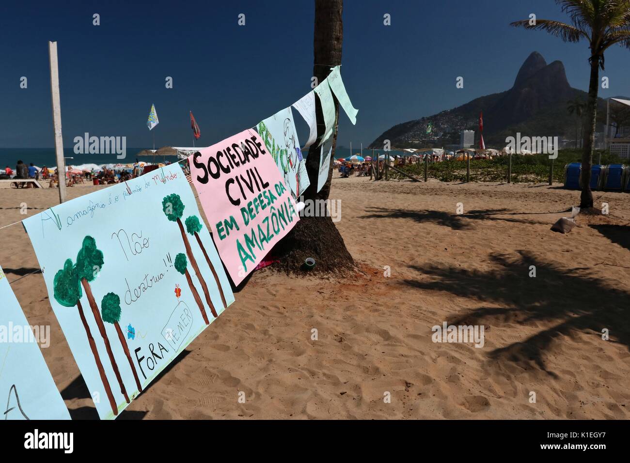 Rio de Janeiro, Brasile, 27 Agosto, 2017. Greenpeace protesta contro l'apertura di una zona mineraria in Amazzonia. Il governo brasiliano ha abolito la riserva nazionale di rame e Associates (RENCA), un'area delle dimensioni della Danimarca, e aperto alla miniera d'oro, il rame, il minerale di ferro e di altri minerali. Credito: Maria Adelaide Silva/Alamy Live News Foto Stock