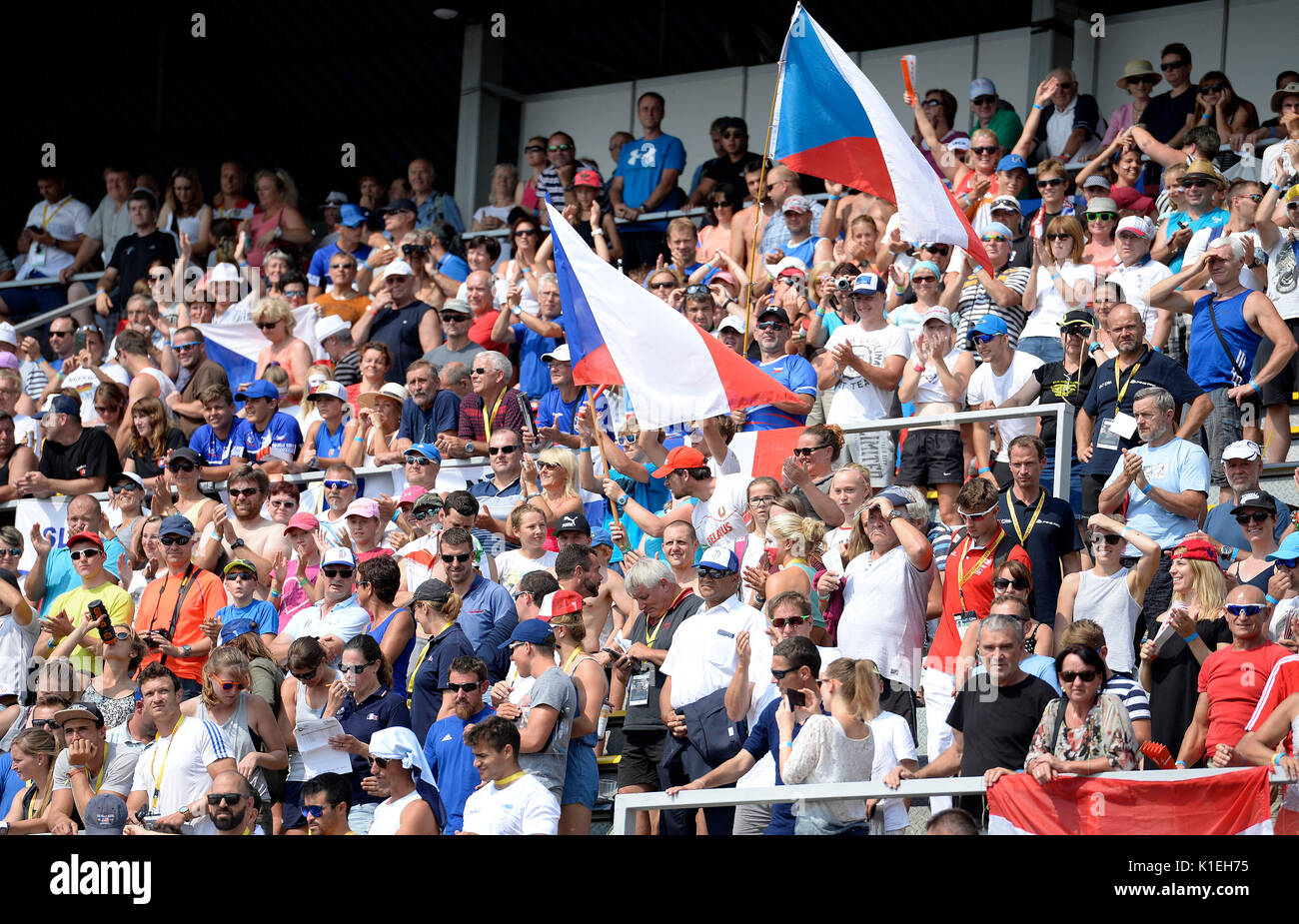 Racice, Repubblica Ceca. Il 27 agosto, 2017. Tifosi guardare la corsa durante il 2017 ICF Canoe Sprint Campionati del Mondo di Racice, nella Repubblica ceca il 27 agosto 2017. Credito: Katerina Sulova/CTK foto/Alamy Live News Foto Stock