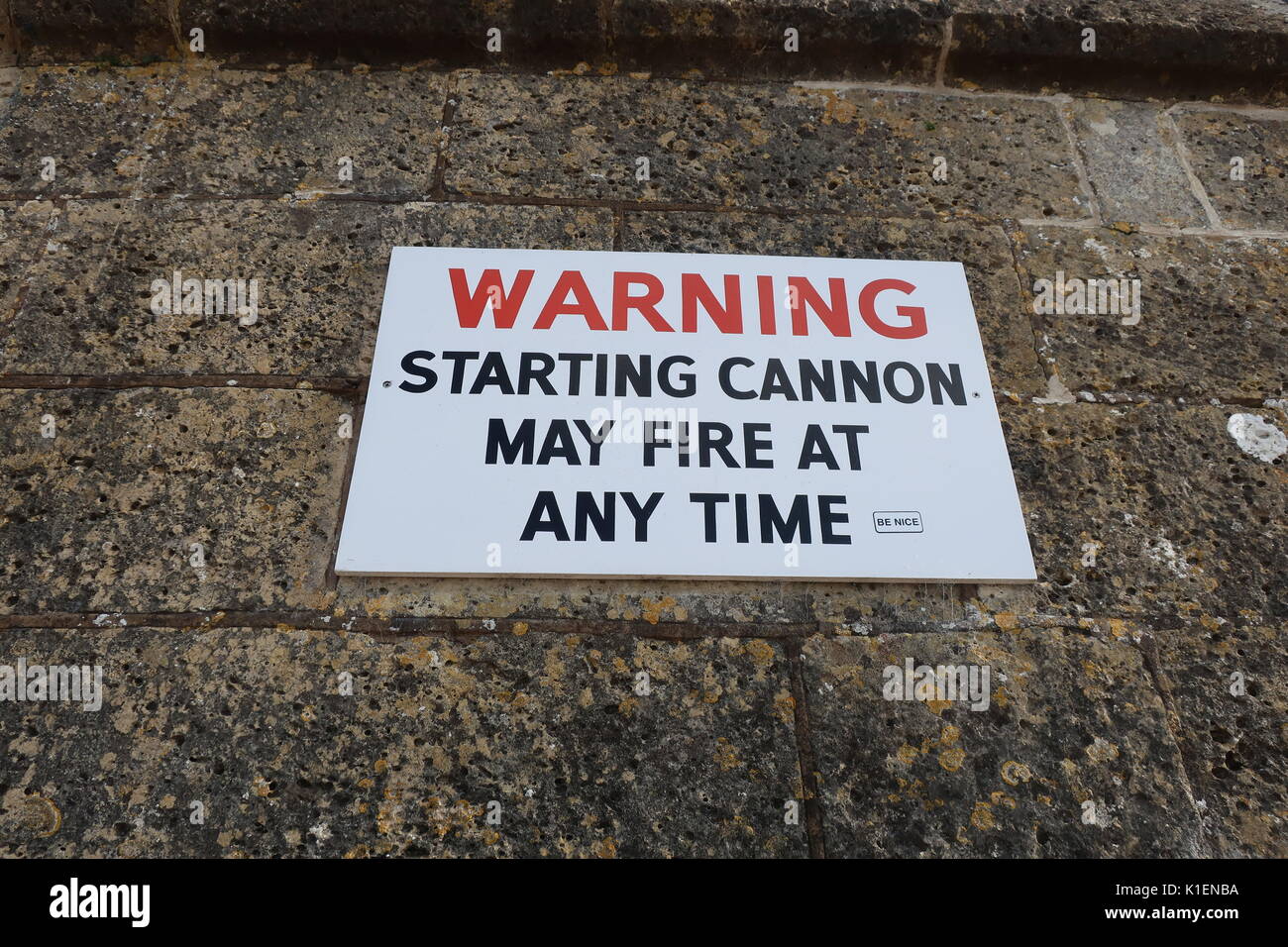Segnale di avvertimento a Cowes yacht club, Isle of Wight, Regno Unito. "Attenzione - a partire cannone può sparare in qualsiasi momento". Foto Stock