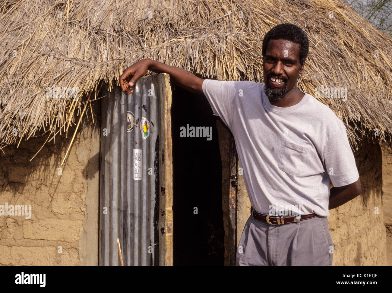 Niger, Korogoungou Village, Africa occidentale. American Volontario del Corpo della Pace fuori dall'ingresso a casa sua. Foto Stock
