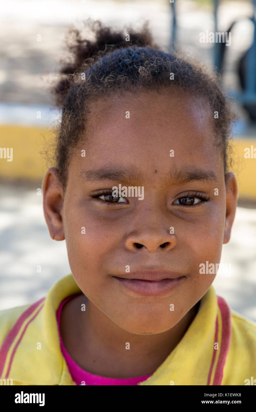Kralendijk, Bonaire, Antille sottovento. Giovani Scuola Papiamento ragazza. Foto Stock