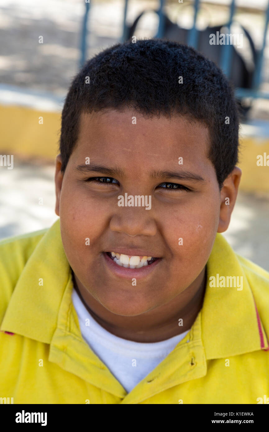 Kralendijk, Bonaire, Antille sottovento. Giovani Scuola Papiamento Boy. Foto Stock