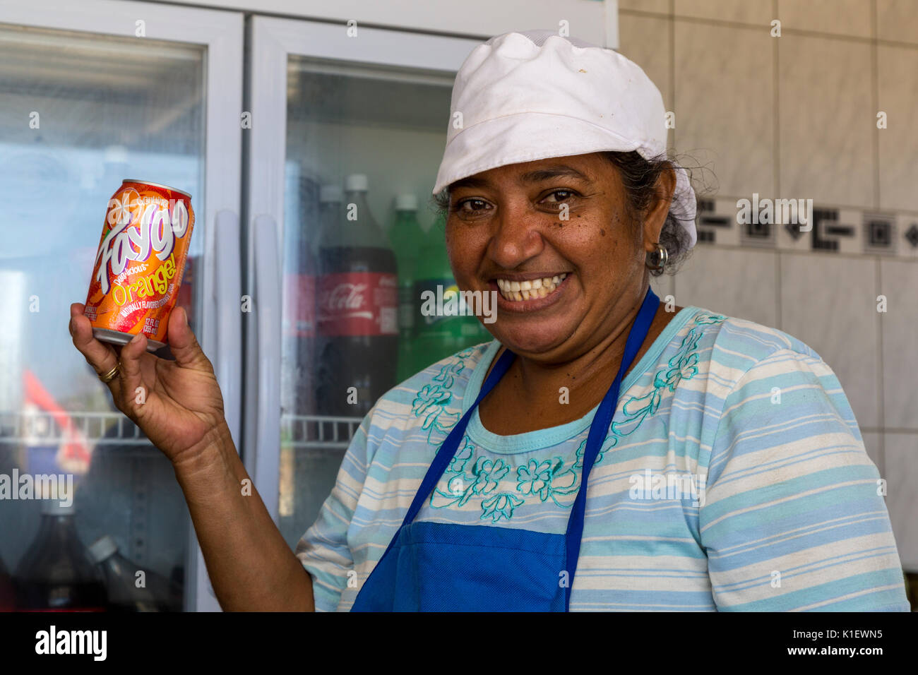 Kralendijk, Bonaire, Antille sottovento. Papiamento donna offre un soft drink in vendita. Foto Stock