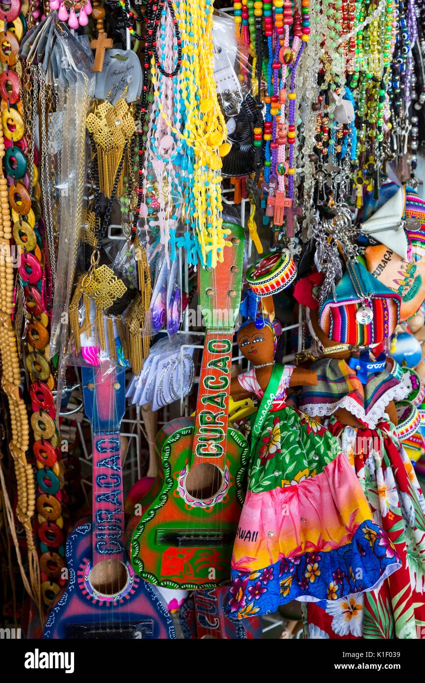 Willemstad, Curacao, Piccole Antille. Souvenir Rosari, piccole chitarre, Mercato Centrale. Foto Stock