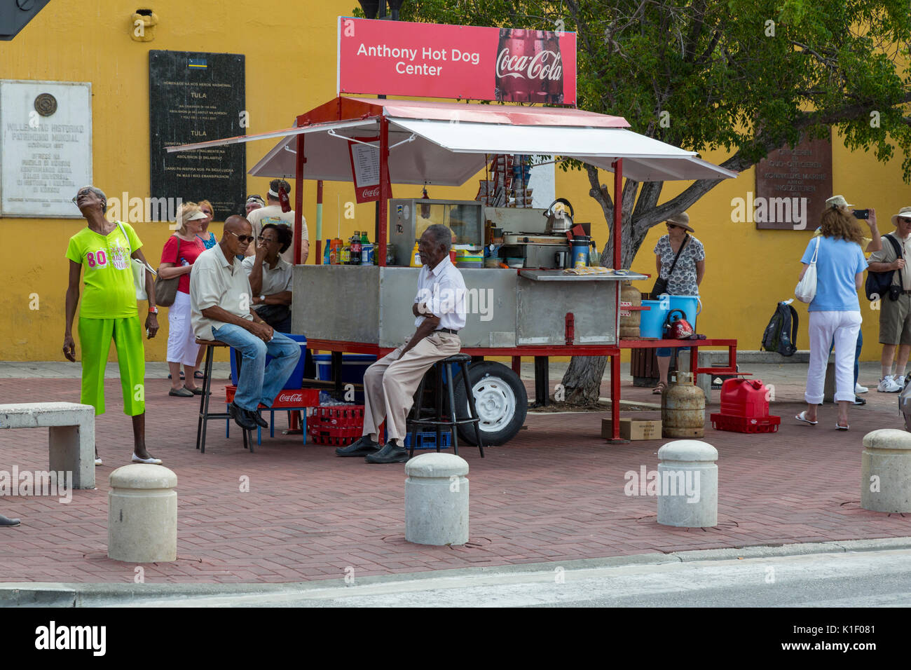 Willemstad, Curacao, Piccole Antille. Hot Dog e punto di ristoro in ingresso al Queen Emma Bridge. Foto Stock