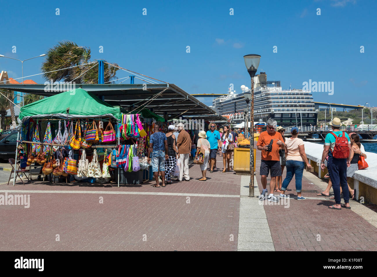 Willemstad, Curacao, Piccole Antille. Souvenir sorge su una nave da crociera al molo, Holland-America Zuiderdam in background. Foto Stock