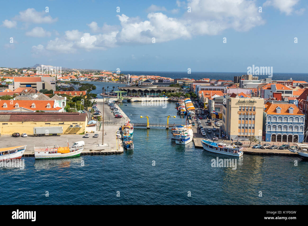 Willemstad, Curacao, Piccole Antille. Waaigat Laguna (Bay), galleggiante Area di mercato sullato destro della laguna. Coperto Mercato centrale nel centro. Foto Stock