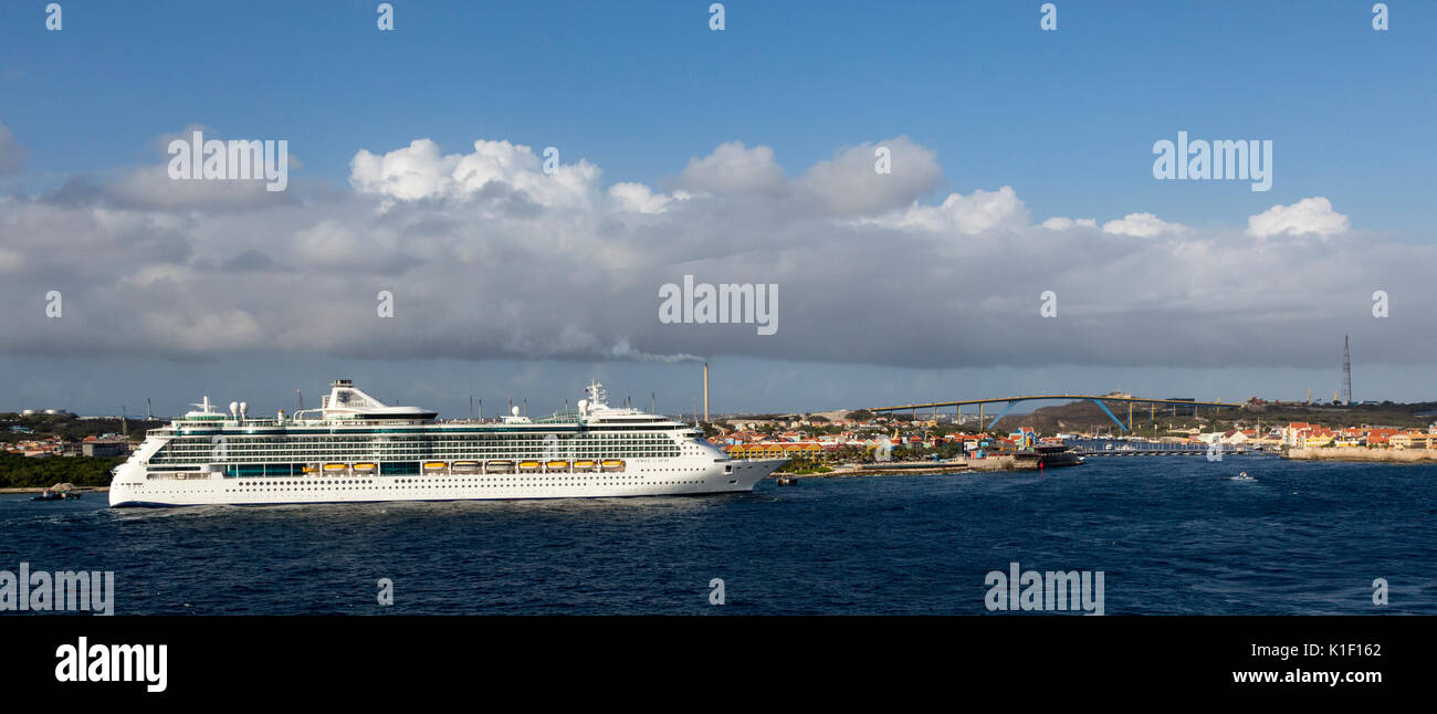 Willemstad, Curacao, Piccole Antille. Gioiello del mare Crociera avvicinando entrata a Sint Anna Bay. Regina Juliana Bridge in background. Foto Stock