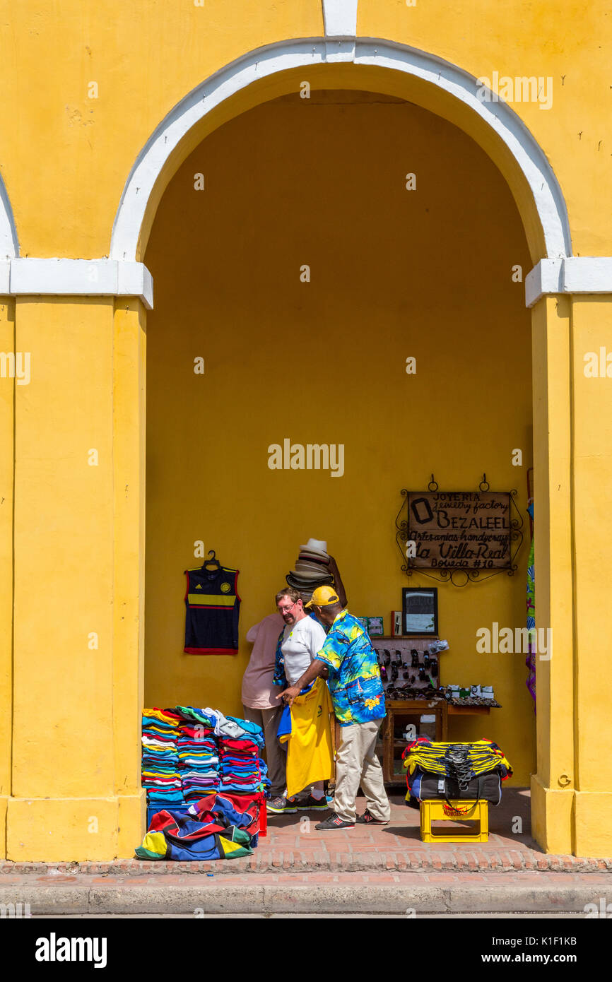 Cartagena, Colombia. Las Bovedas (le prigioni), i negozi di artigianato, i tessuti e altri souvenir per il traffico turistico. Foto Stock