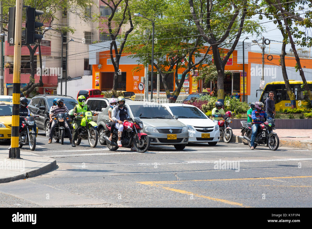 Cartagena, Colombia. Il traffico della strada interrotta in corrispondenza di una luce di stop. Foto Stock