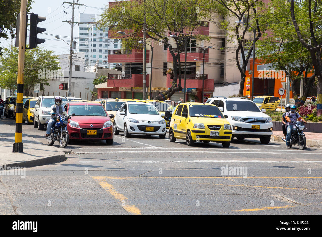 Cartagena, Colombia. Il traffico della strada interrotta in corrispondenza di una luce di stop. Foto Stock
