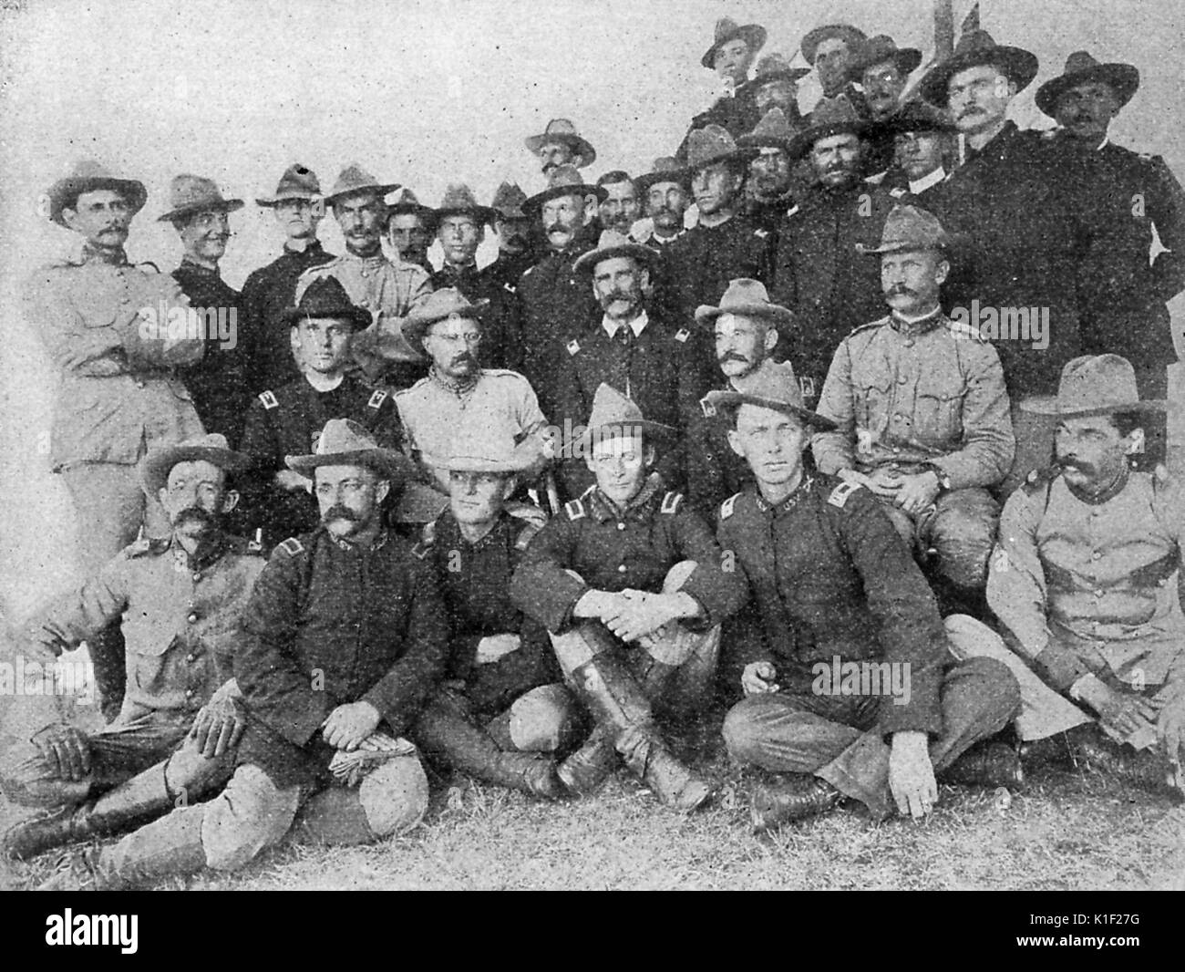 Il colonnello Theodore Roosevelt e ufficiali del Rude Riders, in uniforme, 1898. Foto Stock