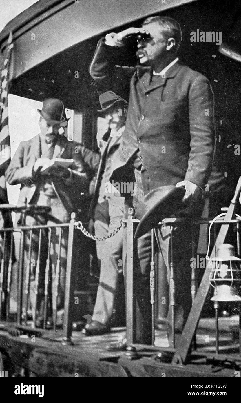 Theodore Roosevelt, guardando alla distanza, durante la sua campagna di Whistlestop, due giornalisti a guardare, New York, 1900. Foto Stock
