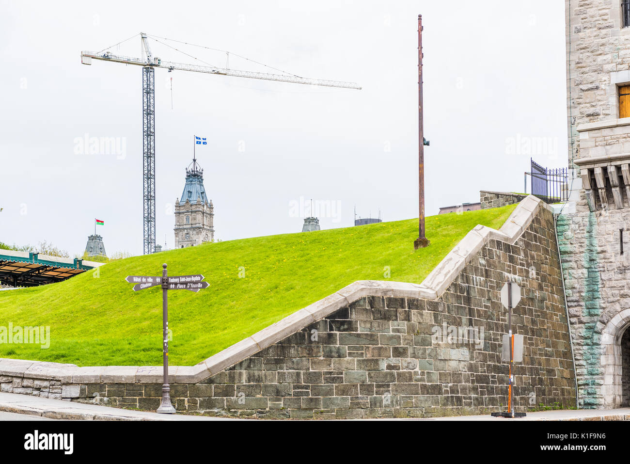 La città di Quebec, Canada - 29 Maggio 2017: Cityscape e parco nella città vecchia da Hotel de Ville Municipio con la pietra di fortificazioni bastioni e costruzione Foto Stock