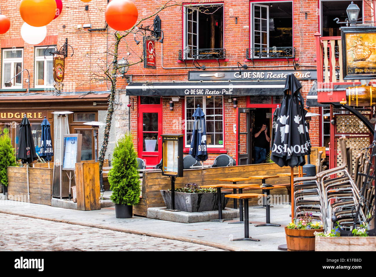 La città di Quebec, Canada - 30 Maggio 2017: Inferiore città vecchia strada di ciottoli chiamato Sous le Fort con ristoranti e appendere decorazioni colorate Foto Stock