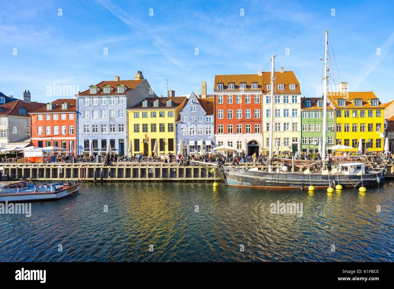 Copenhagen, Danimarca - 1 Maggio 2017: Nyhavn era originariamente un occupato del porto commerciale dove le navi provenienti da tutto il mondo avrebbe dock. La zona è stata impaccata wi Foto Stock