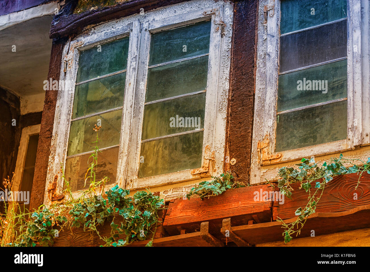 Rustico weathered vecchia finestra in un vecchio edificio. Foto Stock