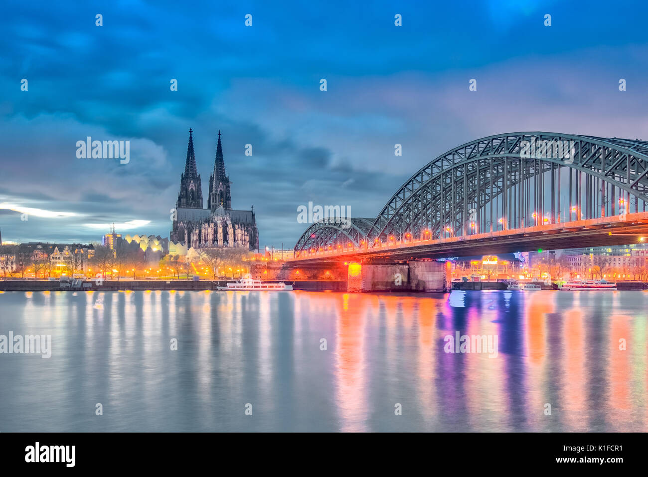 Lo skyline di drammatica dal fiume Reno a Colonia, in Germania. Foto Stock