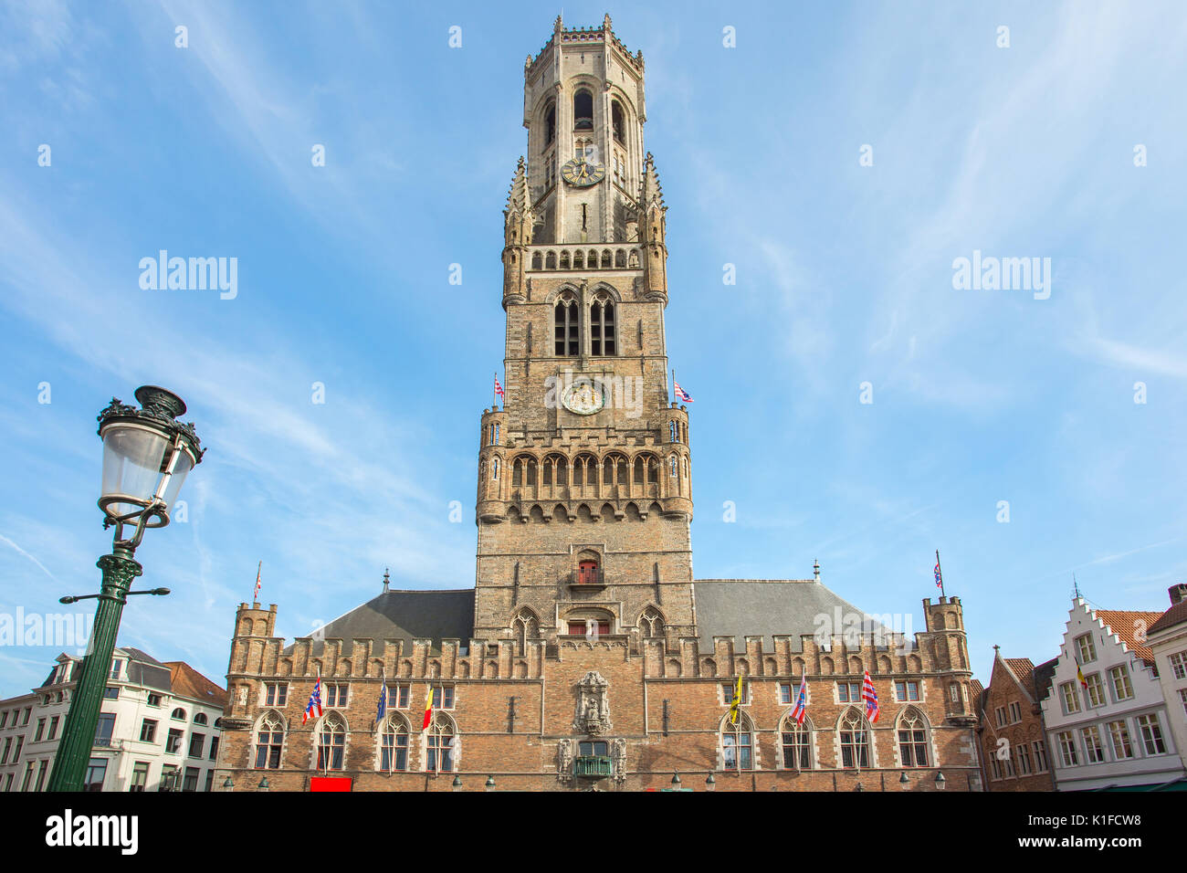 Il campanile di Bruges in piazza del mercato in Belgio. Foto Stock