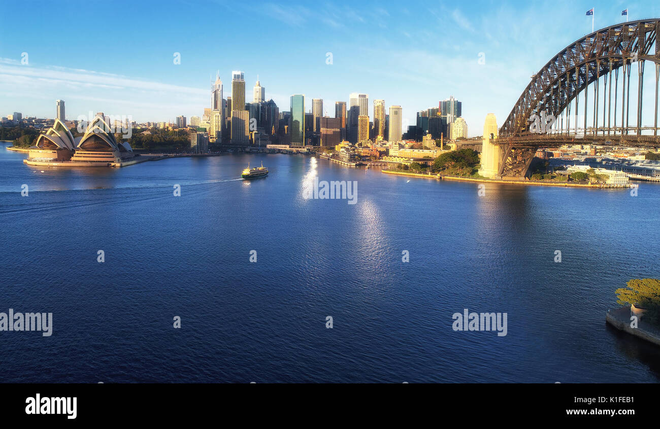 Panorama della città di Sydney CBD e il traghetto per Manly in vista di Circular Quay pontili, alto-aumento busienss torri di Sydney e il Sydney Harbour Bridge intorno al porto. Foto Stock