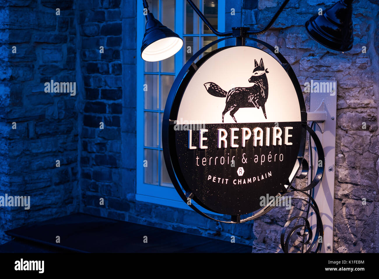 La città di Quebec, Canada - 31 Maggio 2017: Le Repaire restaurant sign closeup durante ore blu da inferiore città vecchia strada chiamata Rue du Petit Champlain su esca Foto Stock