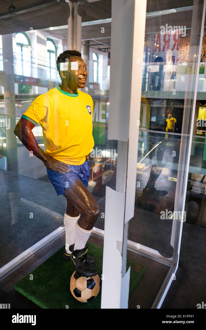 Pele cera figura in mostra presso il Museo di Pele (Museu Pelé), dedicato al brasiliano della leggenda del calcio Edson Arantes do Nascimento, SANTOS, Brasile. Foto Stock