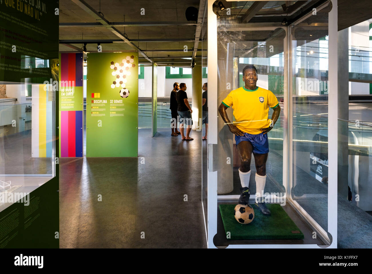 Pele cera figura in mostra presso il Museo di Pele (Museu Pelé), dedicato al brasiliano della leggenda del calcio Edson Arantes do Nascimento, SANTOS, Brasile. Foto Stock