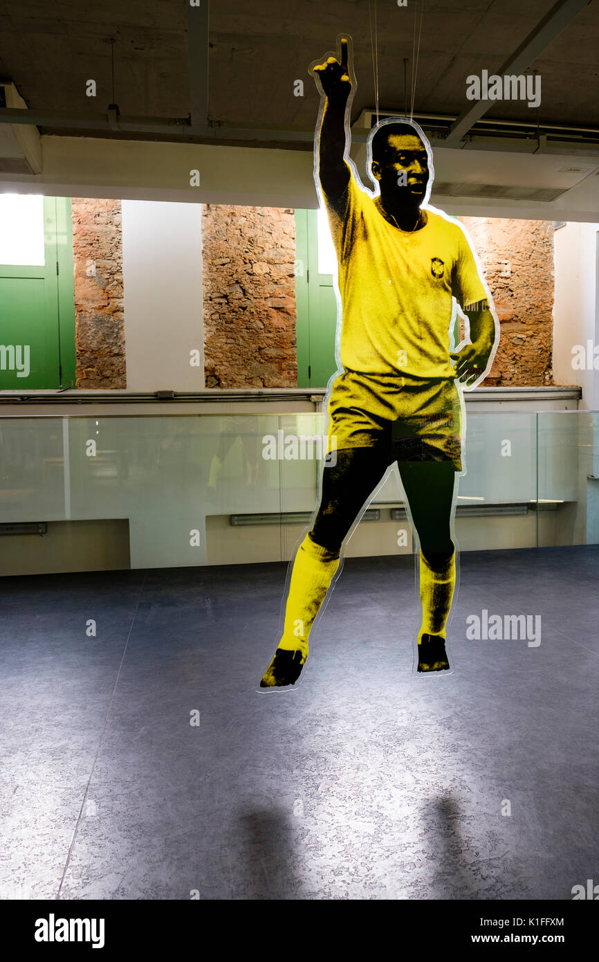Vista interna di Pele Museum (Museu Pelé), dedicato al brasiliano della leggenda del calcio Edson Arantes do Nascimento, Santos, Stato di Sao Paulo, Brasile. Foto Stock