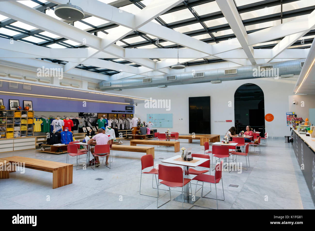 Negozio di vendita al dettaglio e cafe all'interno del museo di Pele (Museu Pelé) nel Santos, Stato di Sao Paulo, Brasile Foto Stock