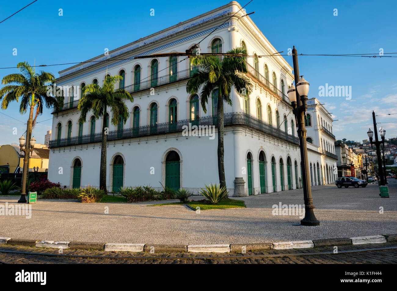 La facciata della Valongo MANSIONS at Dusk, edifici storici caffè brasiliano produzione periodo d'oro, che ora ospita il Museo di Pele, SANTOS, Brasile. Foto Stock