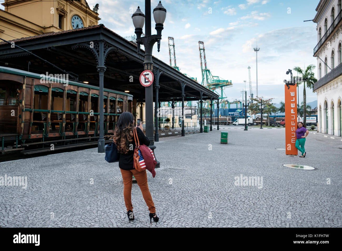 Turistica prendendo un telefono cellulare foto di fronte di Pele museo, dedicato a Edson Arantes do Nascimento, il brasiliano della leggenda del calcio, SANTOS, Brasile. Foto Stock
