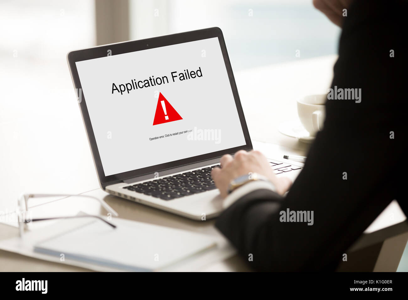 Errore applicazione, imprenditore avendo problemi con laptop, soft Foto Stock