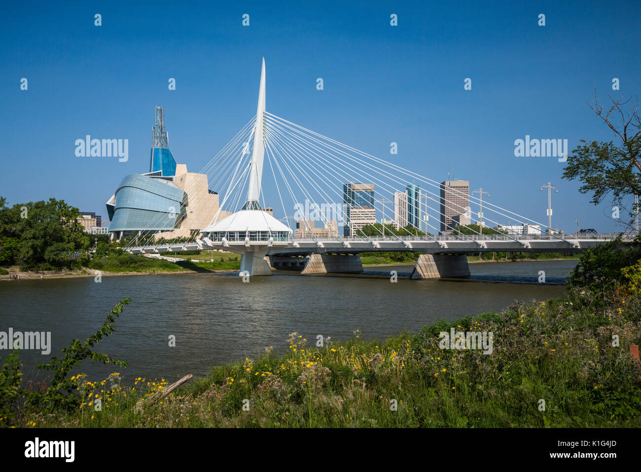 Il ponte di Provencher e dello skyline della città di Winnipeg, Manitoba, Canada. Foto Stock