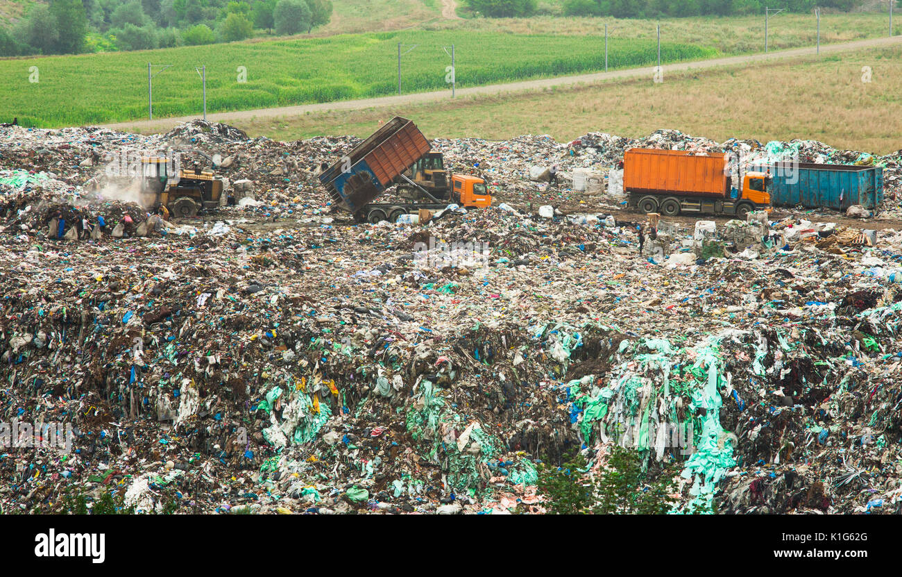 Discarica con enormi cumuli di rifiuti Foto Stock