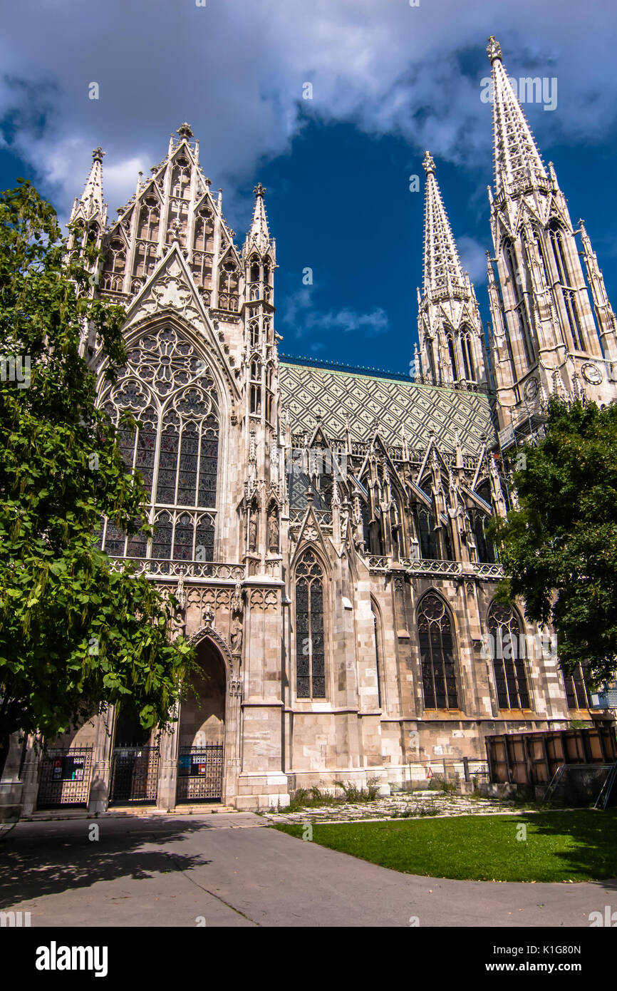 La Votivkirche (inglese: Chiesa Votiva) è un neo-gotica si trova sulla Ringstrasse di Vienna Foto Stock